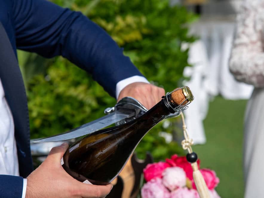 Sabrer une bouteille de champagne de vigneron indépendant : mode d’emploi pour impressionner vos invités