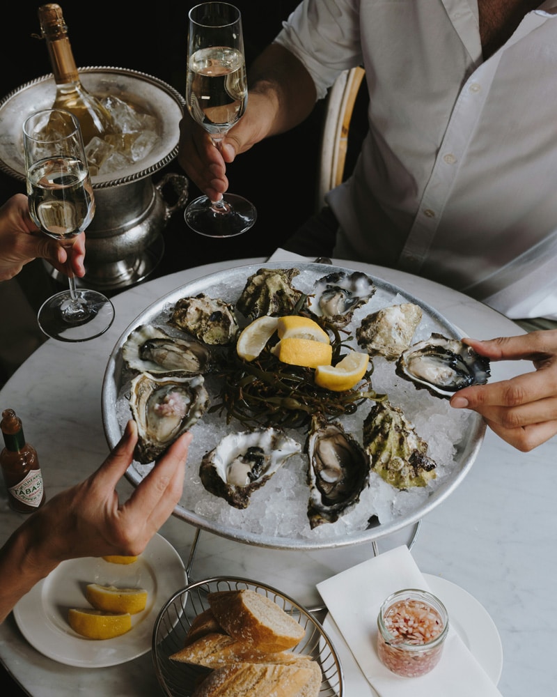 Quel champagne de vigneron indépendant choisir pour accompagner votre bar à huîtres ?