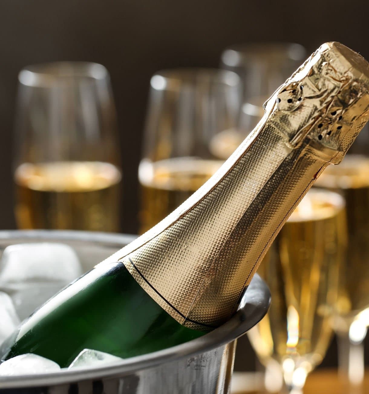 Quels sont les accessoires qu’il ne faut pas oublier pour conserver et boire votre champagne ?